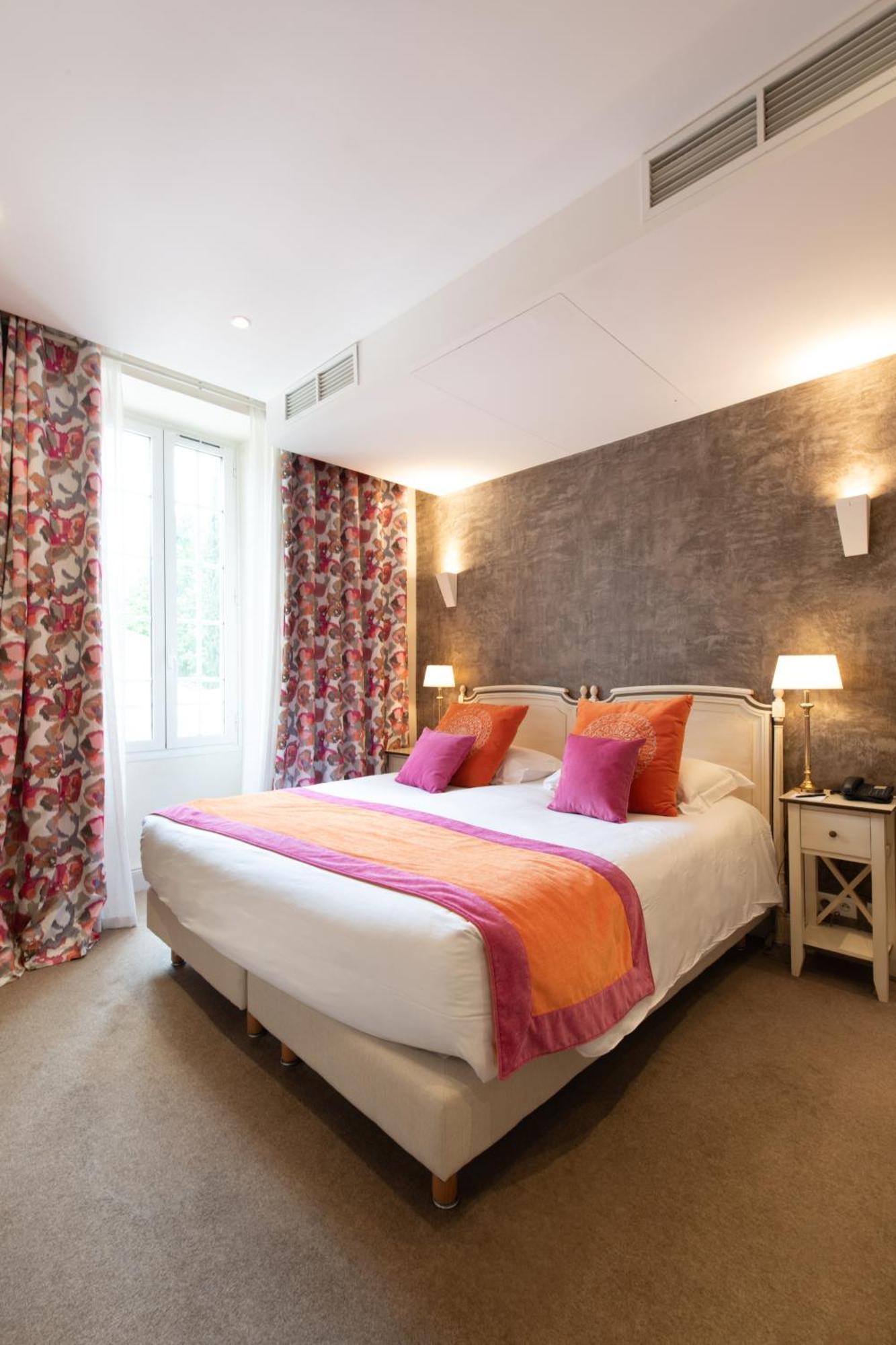 Hotel Golf & Spa Chateau De La Begude The Originals Collection Valbonne Bagian luar foto