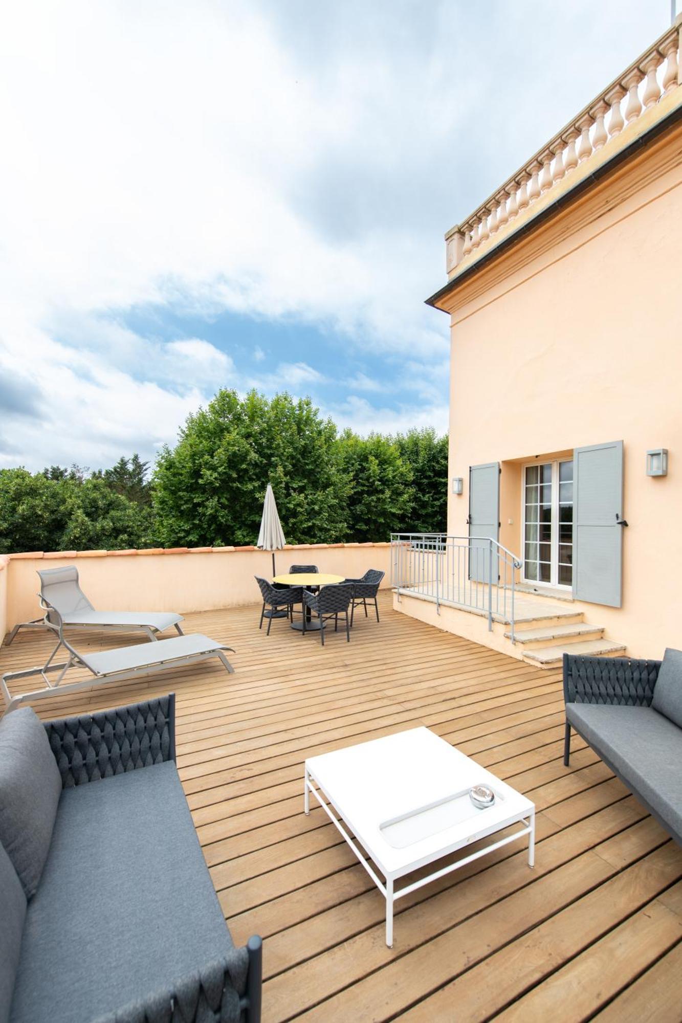 Hotel Golf & Spa Chateau De La Begude The Originals Collection Valbonne Bagian luar foto