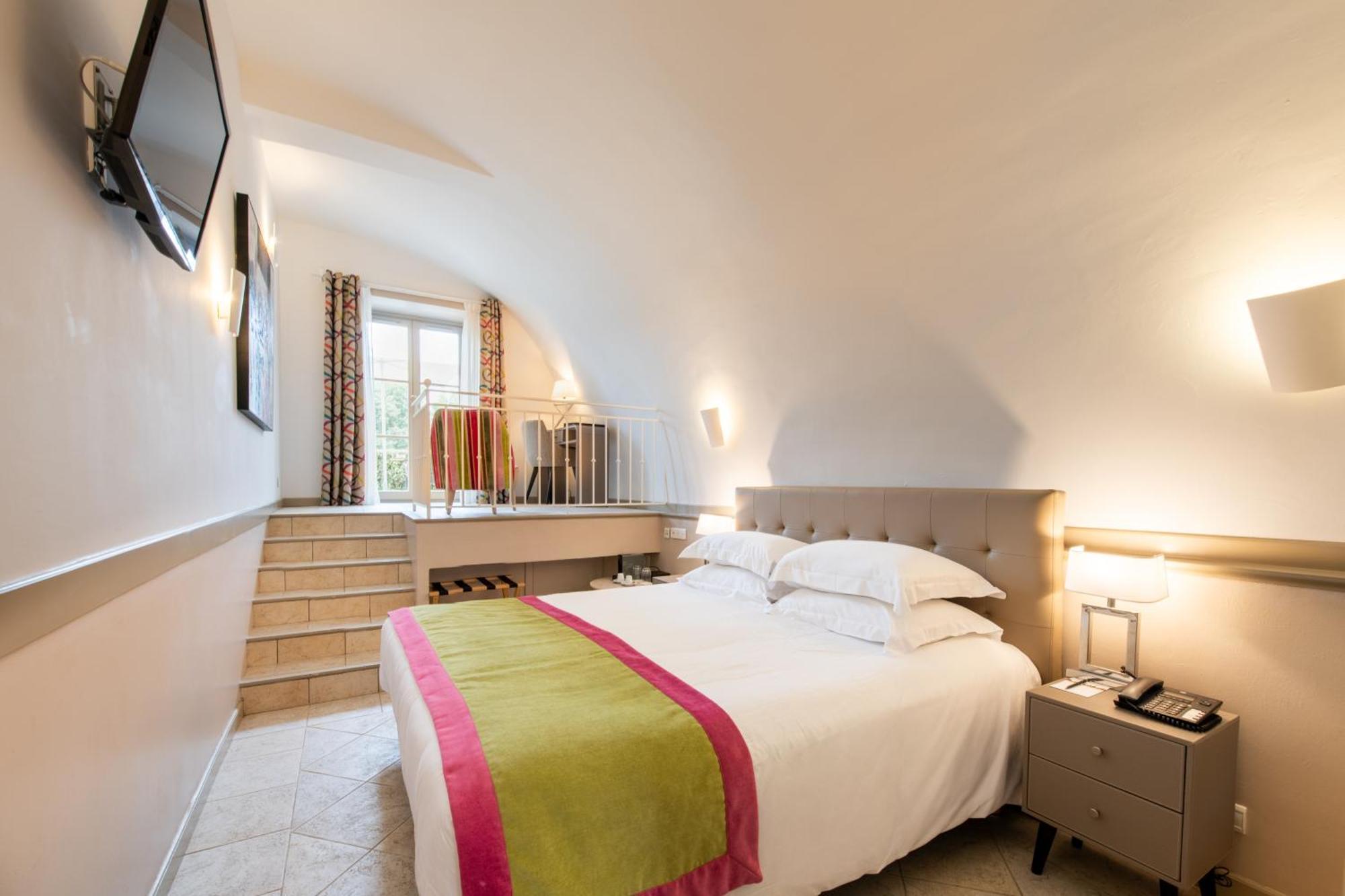 Hotel Golf & Spa Chateau De La Begude The Originals Collection Valbonne Bagian luar foto