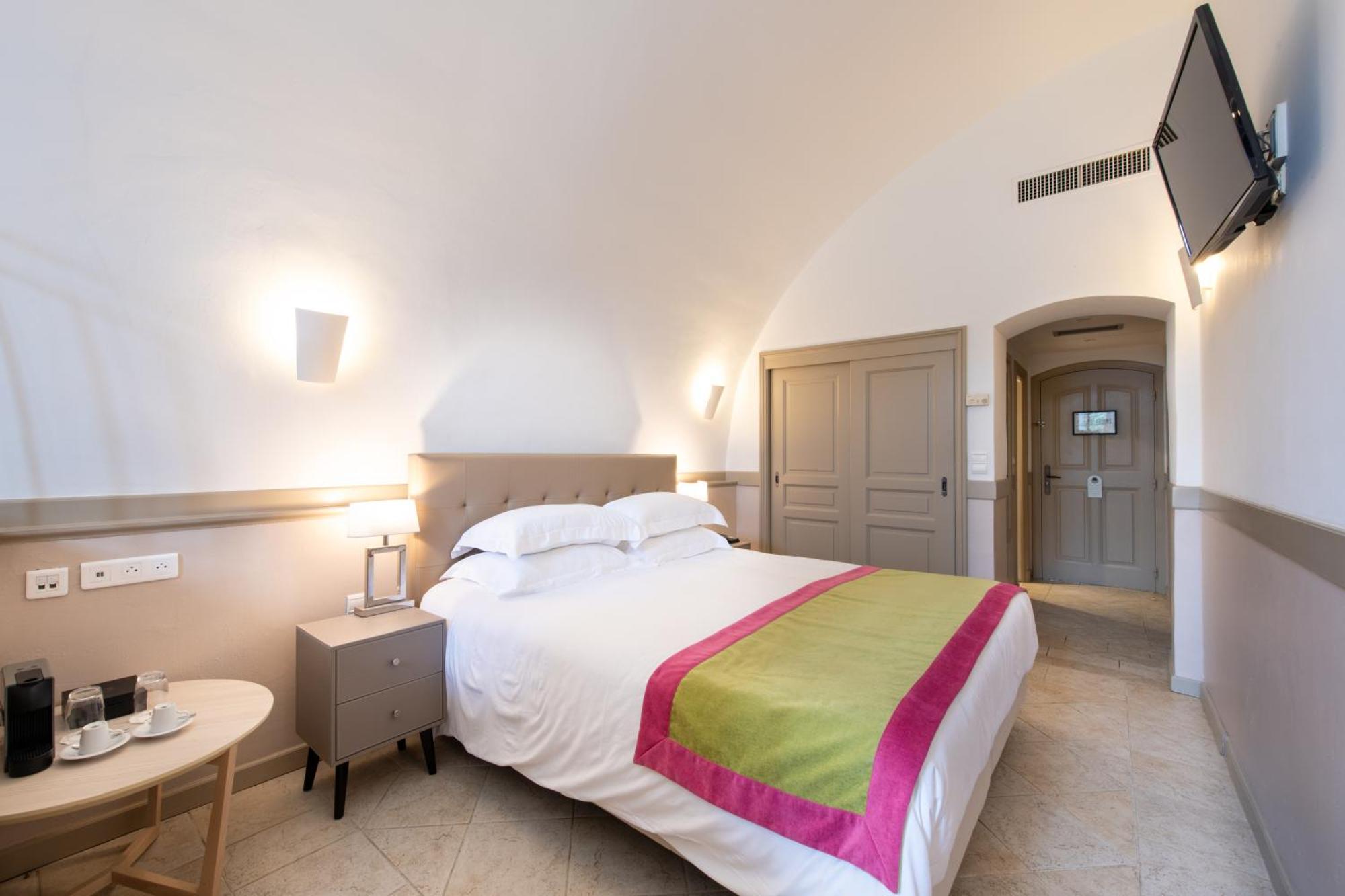 Hotel Golf & Spa Chateau De La Begude The Originals Collection Valbonne Bagian luar foto