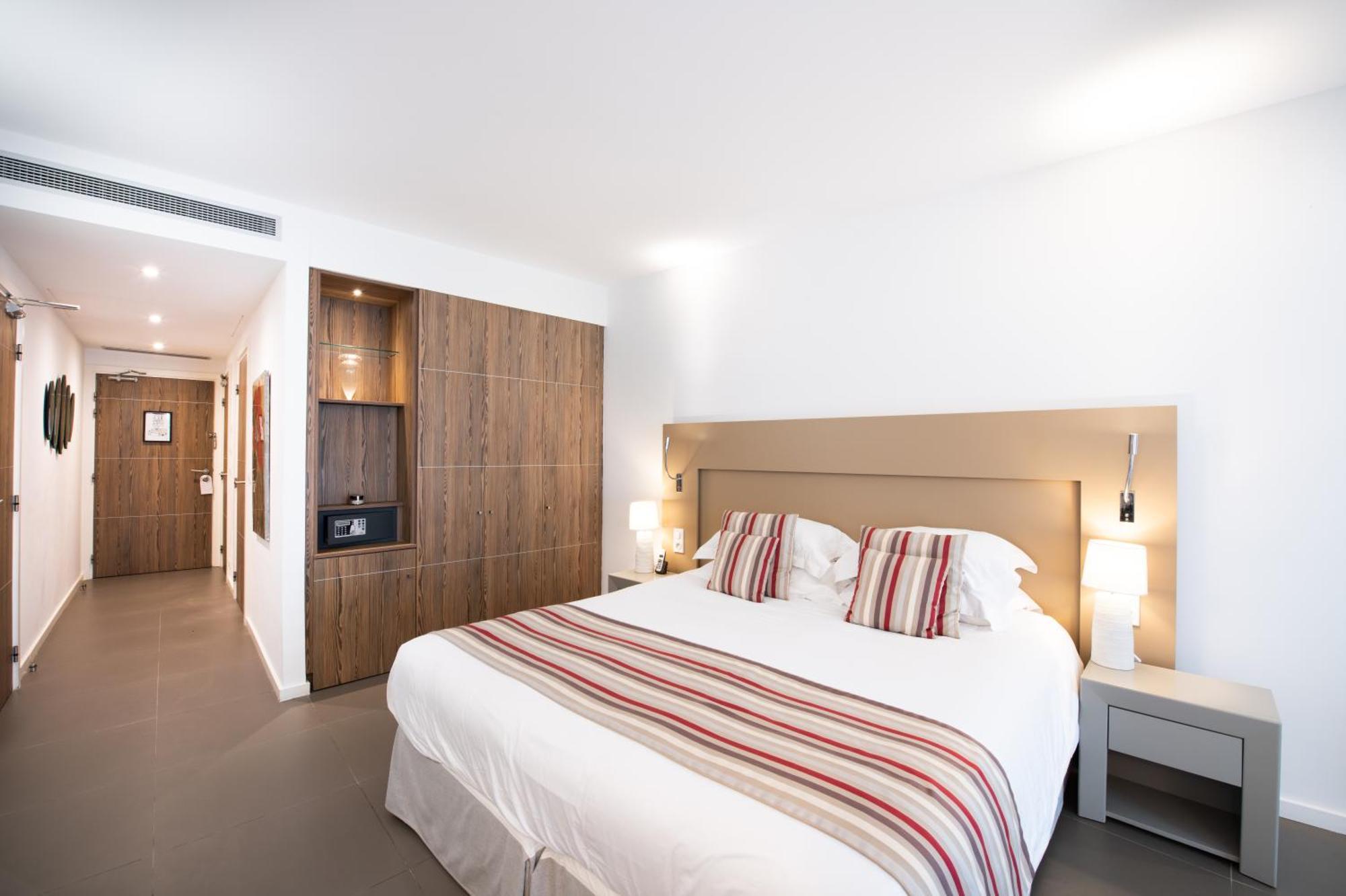 Hotel Golf & Spa Chateau De La Begude The Originals Collection Valbonne Bagian luar foto